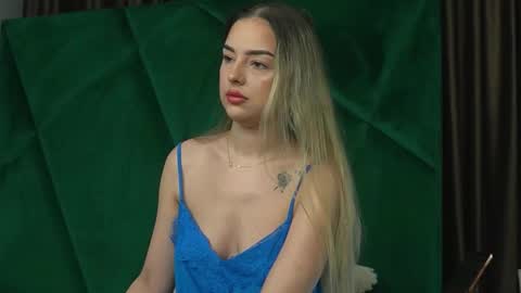 Snapshot of scarletcoles chatting on 11/17/25, 11:54 Scarlet online show from 11/17/25, 11:54