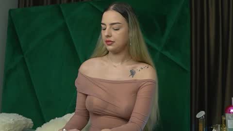 Snapshot of scarletcoles chatting on 11/21/25, 11:36 Scarlet online show from 11/21/25, 11:36