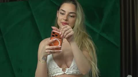 Snapshot of scarletcoles chatting on 12/04/25, 11:13 Scarlet online show from 12/04/25, 11:13