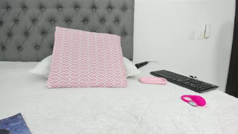 Snapshot of scarlethxs chatting on 04/09/26, 01:27 SOFI online show from 04/09/26, 01:27