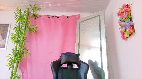 Snapshot of scarletjonesx chatting on 06/19/26, 03:27 Denis online show from 06/19/26, 03:27