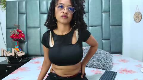 Snapshot of scarletnoir4u chatting on 10/29/25, 02:25 scarlet online show from 10/29/25, 02:25