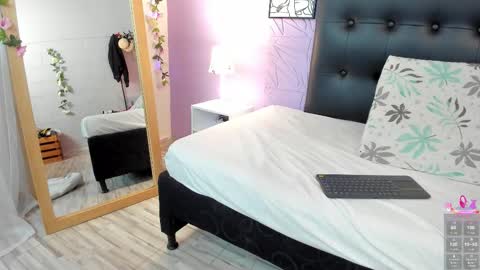 Snapshot of scarlett_1007 chatting on 09/19/25, 11:22 Scarlett online show from 09/19/25, 11:22