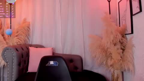 Scarlett Johs online show from 09/17/25, 01:24