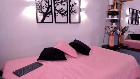 Scarlett Johs online show from 10/21/25, 09:15