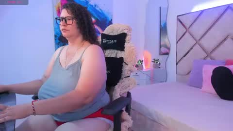 Snapshot of scarlett_moo chatting on 06/25/26, 07:51 vanessa online show from 06/25/26, 07:51