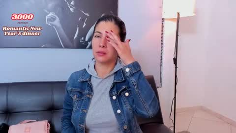 Snapshot of scarlett_moore_ chatting on 12/29/24, 01:49 Scarlett online show from 12/29/24, 01:49