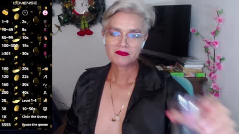 Snapshot of scarlett_paris chatting on 01/04/25, 03:07 Scarlett online show from 01/04/25, 03:07