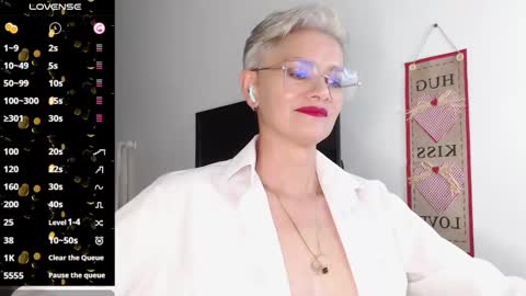 Snapshot of scarlett_paris chatting on 02/11/25, 02:57 Scarlett online show from 02/11/25, 02:57