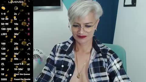 Snapshot of scarlett_paris chatting on 03/11/25, 12:00 Scarlett online show from 03/11/25, 12:00