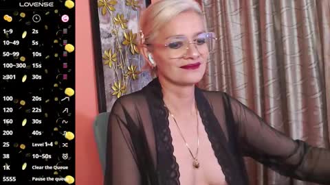 Snapshot of scarlett_paris chatting on 10/10/25, 11:48 Scarlett online show from 10/10/25, 11:48