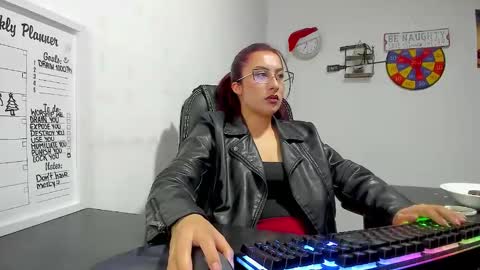 Snapshot of scarlett_sen chatting on 12/21/24, 03:20 Mistress Scarlett online show from 12/21/24, 03:20
