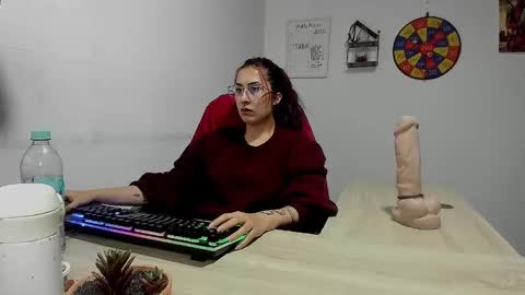 Snapshot of scarlett_sen chatting on 01/21/25, 04:37 Mistress Scarlett online show from 01/21/25, 04:37