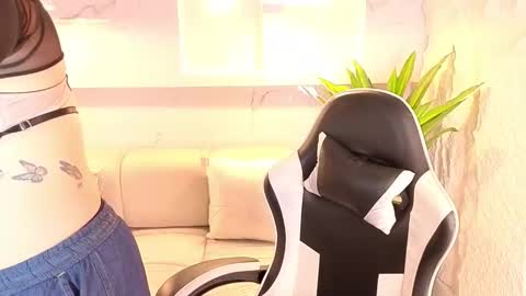 Snapshot of scarlett_smith_tp chatting on 12/16/25, 01:27 Scarlett online show from 12/16/25, 01:27