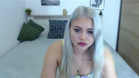 Snapshot of scarlettblue22 chatting on 09/28/25, 04:34 Hi there guys My pleasure in your hands pvt is open online show from 09/28/25, 04:34