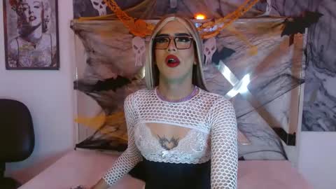 Snapshot of scarlettqueencs chatting on 10/27/25, 05:00 Scarlett online show from 10/27/25, 05:00