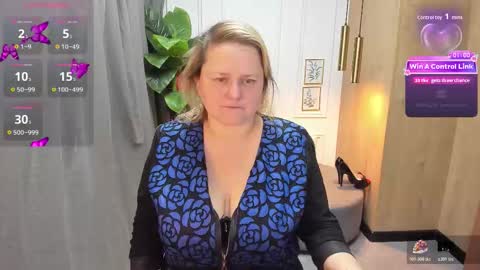 Snapshot of scarlettsoft chatting on 12/14/25, 05:57 Scarlett online show from 12/14/25, 05:57