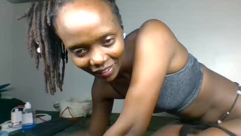 Snapshot of scentedfriction chatting on 11/27/25, 05:37 scentedfriction online show from 11/27/25, 05:37