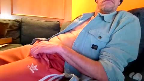 Snapshot of schmuhbaer1 chatting on 12/15/25, 11:03 schmuhbaer1 online show from 12/15/25, 11:03