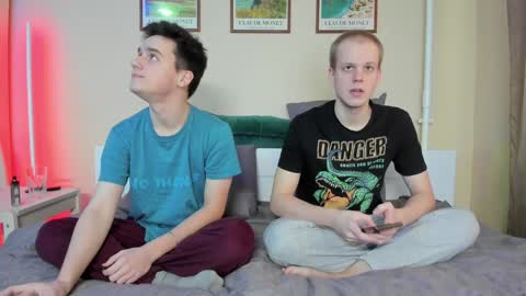 Thomas brunette and Alex blond online show from 12/10/24, 11:32