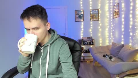 Thomas brunette and Alex blond online show from 01/05/25, 05:20