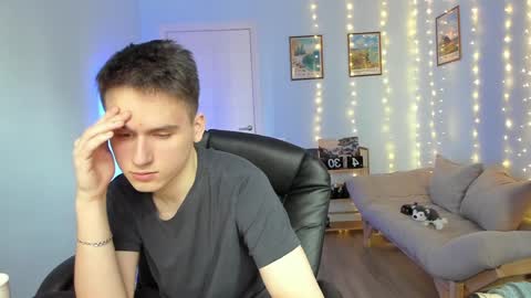 Thomas brunette and Alex blond online show from 01/05/25, 11:26