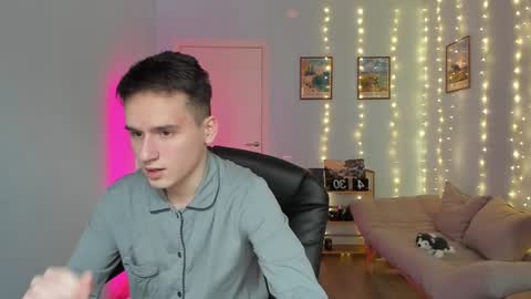 Thomas brunette and Alex blond online show from 01/06/25, 11:29