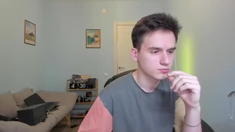 Thomas brunette and Alex blond online show from 03/06/25, 10:52