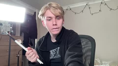 Snapshot of scottish_twink01 chatting on 09/22/25, 01:18 danny online show from 09/22/25, 01:18