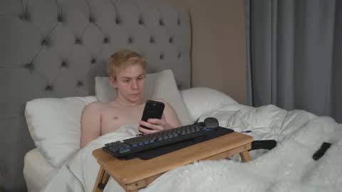 Snapshot of scottish_twink01 chatting on 03/04/26, 01:44 danny online show from 03/04/26, 01:44