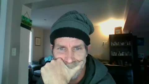 Snapshot of scroach11 chatting on 01/29/25, 06:18 GettOffMyLawn online show from 01/29/25, 06:18