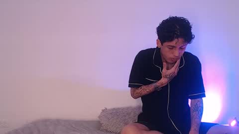 Snapshot of sebas_and_mila chatting on 09/29/25, 01:00  CAMILA Y SEBASTIAN online show from 09/29/25, 01:00