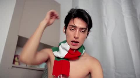 Snapshot of sebas_rosse chatting on 12/19/24, 11:57 sebastian online show from 12/19/24, 11:57