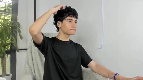 Snapshot of sebas_rosse chatting on 09/28/25, 02:11 sebastian online show from 09/28/25, 02:11