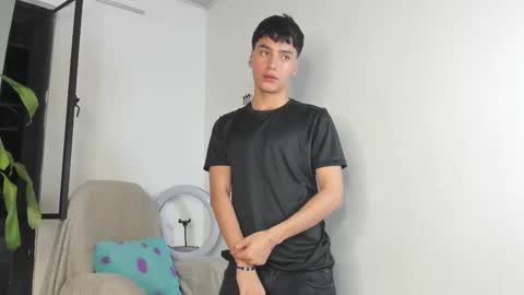 Snapshot of sebas_rosse chatting on 10/19/25, 12:44 sebastian online show from 10/19/25, 12:44