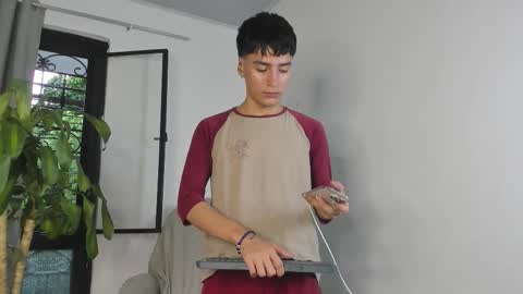 Snapshot of sebas_rosse chatting on 10/19/25, 10:10 sebastian online show from 10/19/25, 10:10