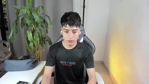 Snapshot of sebas_rosse chatting on 03/23/26, 01:04 sebastian online show from 03/23/26, 01:04