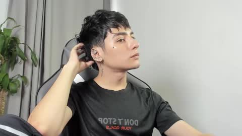 Snapshot of sebas_rosse chatting on 04/16/26, 05:47 sebastian online show from 04/16/26, 05:47