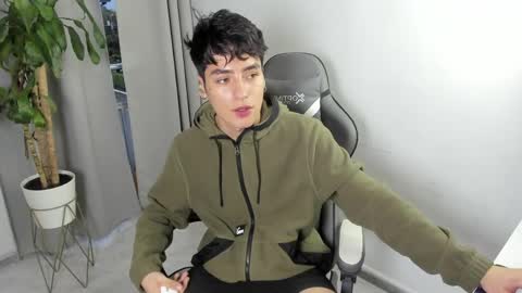 Snapshot of sebas_rosse chatting on 04/21/26, 10:56 sebastian online show from 04/21/26, 10:56