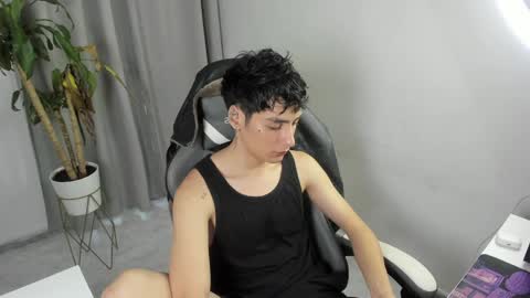 Snapshot of sebas_rosse chatting on 04/23/26, 10:45 sebastian online show from 04/23/26, 10:45