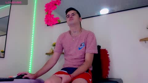 Snapshot of sebastian_loaiza chatting on 12/15/25, 01:04 Sebastian online show from 12/15/25, 01:04