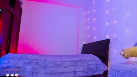     .  INDEPENDENT MODEL online show from 07/07/26, 11:58