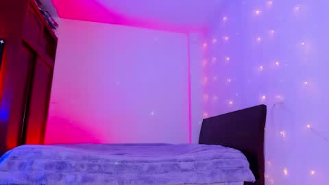     .  INDEPENDENT MODEL online show from 07/10/26, 11:57