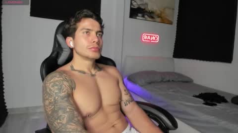 Snapshot of sebastianortizm chatting on 11/08/25, 01:39 Lucian Sinclair online show from 11/08/25, 01:39