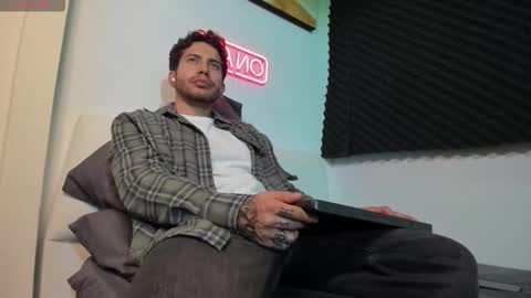 Snapshot of sebastianortizm chatting on 11/24/25, 03:17 Lucian Sinclair online show from 11/24/25, 03:17