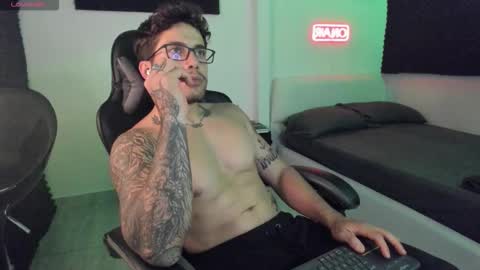 Snapshot of sebastianortizm chatting on 11/26/25, 02:56 Lucian Sinclair online show from 11/26/25, 02:56