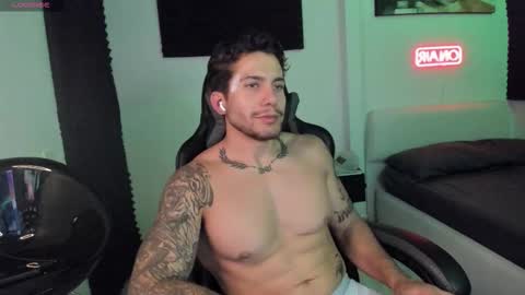 Snapshot of sebastianortizm chatting on 11/27/25, 01:07 Lucian Sinclair online show from 11/27/25, 01:07