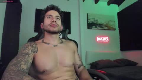 Snapshot of sebastianortizm chatting on 11/28/25, 02:36 Lucian Sinclair online show from 11/28/25, 02:36