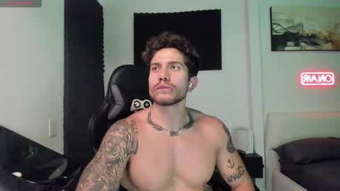 Snapshot of sebastianortizm chatting on 12/02/25, 04:07 Lucian Sinclair online show from 12/02/25, 04:07