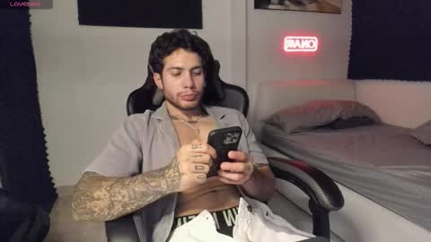 Snapshot of sebastianortizm chatting on 12/21/25, 03:35 Lucian Sinclair online show from 12/21/25, 03:35